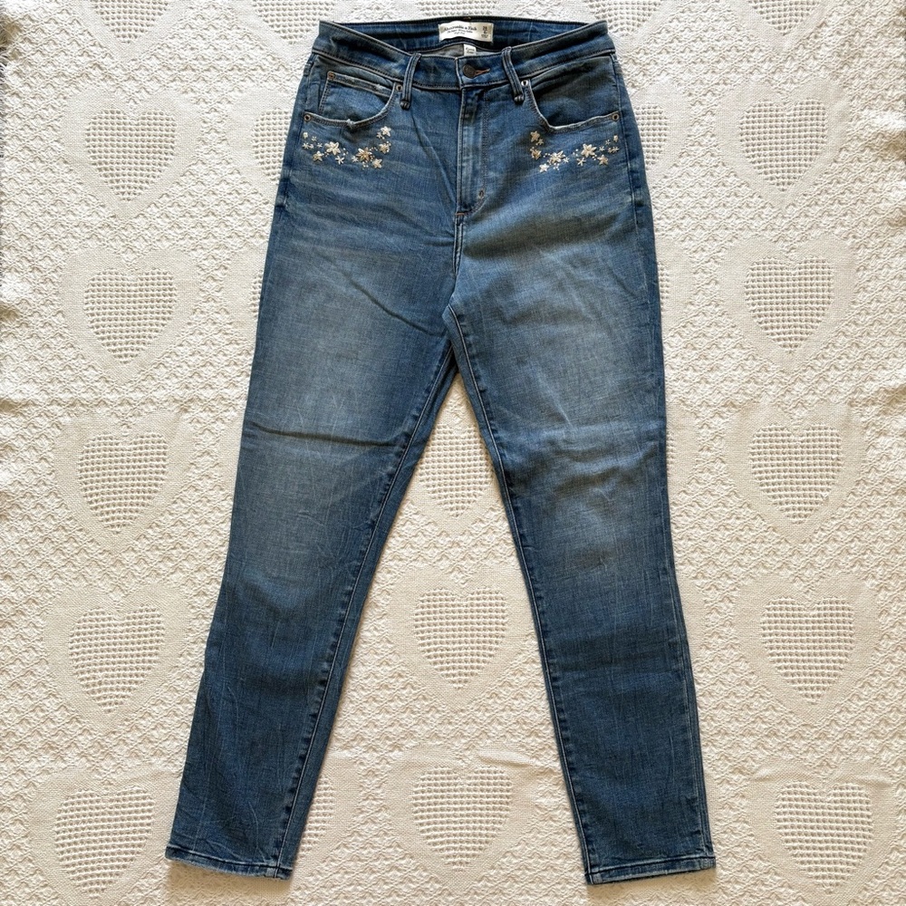 Abercrombie & Fitch Embroidered High Rise Jeans Size 6